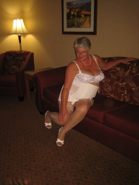 older women caned nude pic