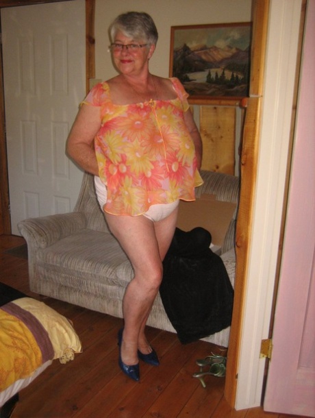 cute older woman sexy naked picture