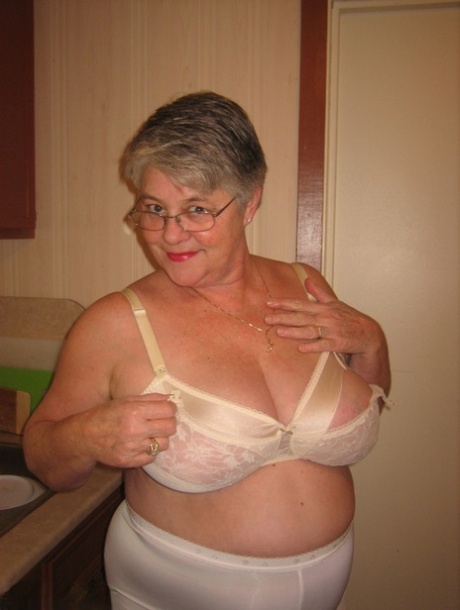 older women intercoarse naked picture