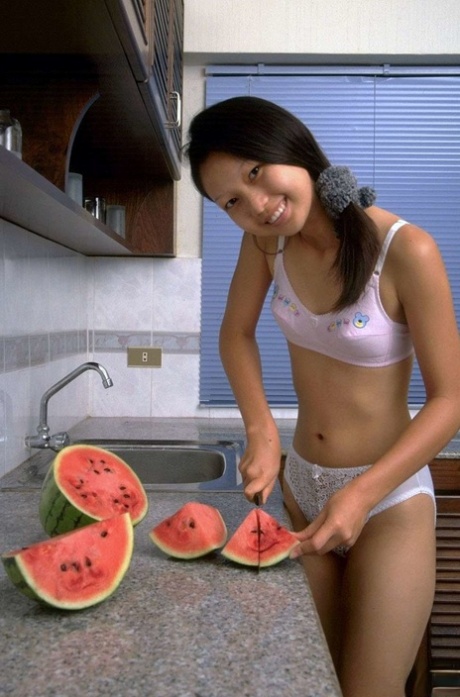 Lin Si Yee naked model photo