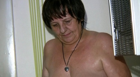 cfnm granny nude photo