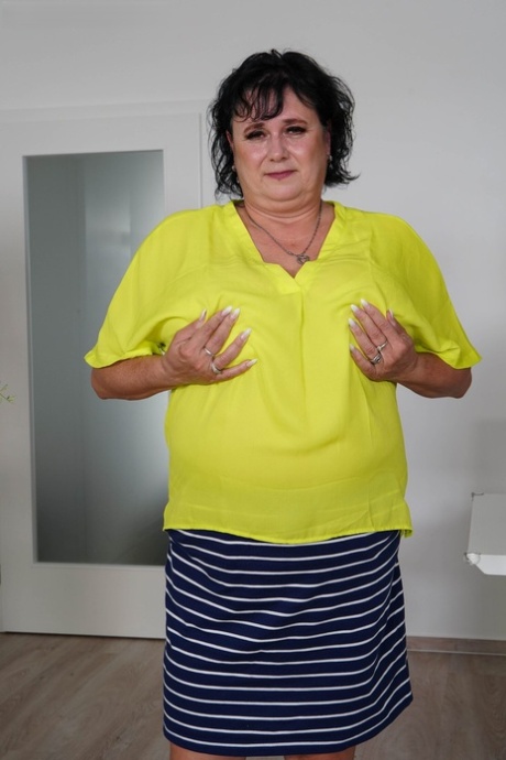 granny shaved anal hd photo