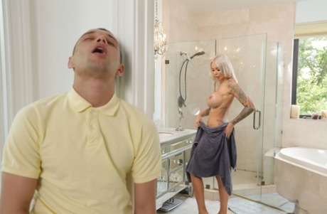 Blondie Bombshell pornstar naked photo